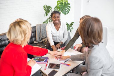 Ofiste mutlu iş adamları anlaşması