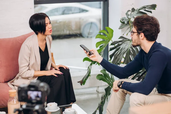 Joven periodista ambicioso realizando una entrevista — Foto de Stock