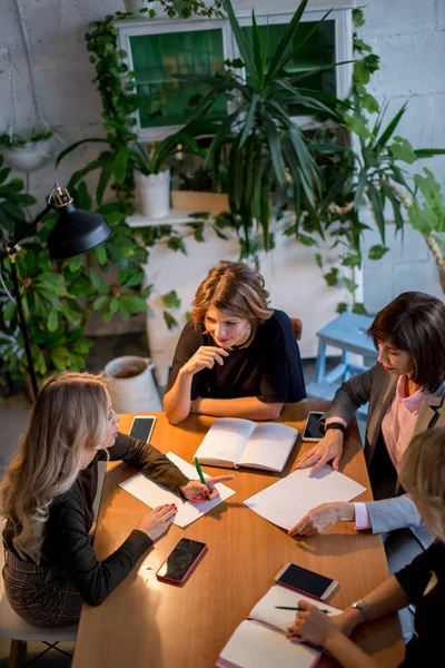 Εργασία υπερωρίες έννοια. Ομάδα γυναικών επιχειρηματιών που εργάζονται αργά τη νύχτα — Φωτογραφία Αρχείου