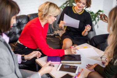 Afrikalı ve beyaz kadınlar kanepe eğitiminden sonra stüdyoda buluşuyorlar.