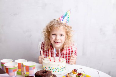 kameraya poz çekici güzel çocuk