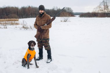 neşeli avcı köpeği açık havada arıyorum