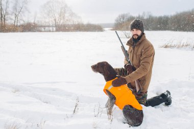 kameraya bakarak sıcak rahat kıyafetler genç yakışıklı adam