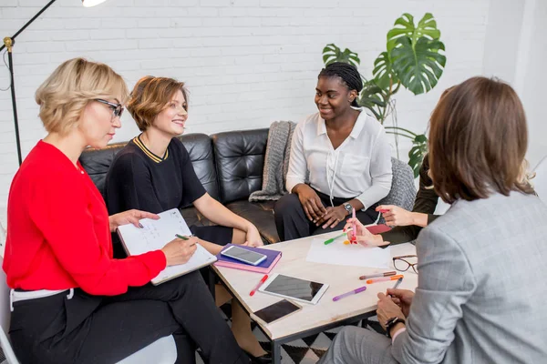 Groep van multi-etnische vrouwelijke team werken in Office — Stockfoto