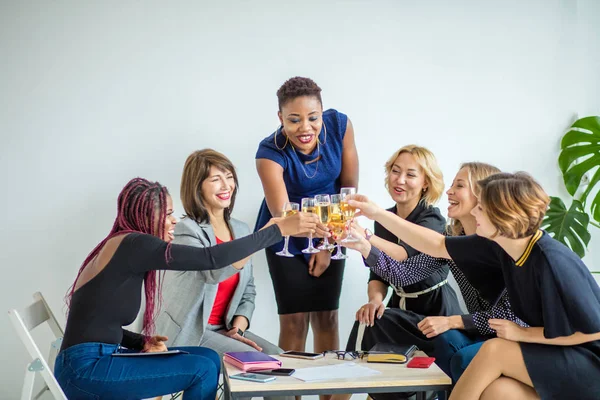 Портрет женской бизнес-команды в современной студии с бокалами шампанского. — стоковое фото