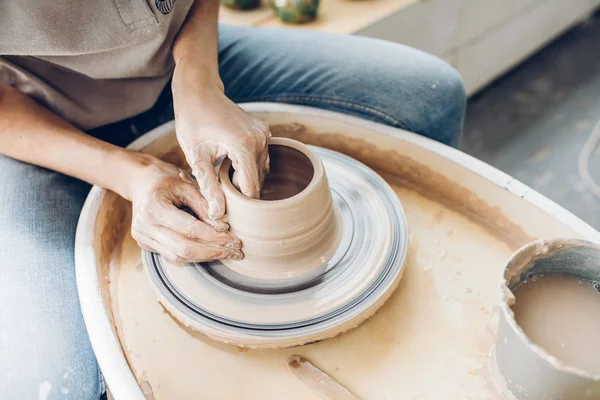 Frau Lernt Die Kunst Des Topfmachens Nahaufnahme Beschnitt Photo Favorite — Stockfoto