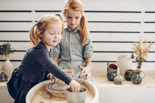 Dos niña bonita jugando con arcilla en el interior . — Foto de Stock