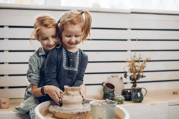 Щасливі дитячі скульптури з глиняного горщика — стокове фото