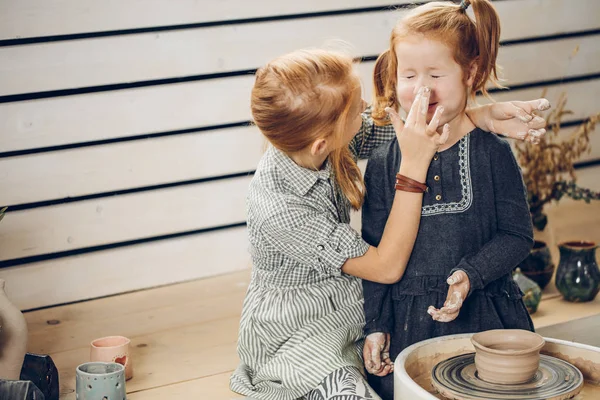 Dos chicas positivas jugando con arcilla durante el taller —  Fotos de Stock