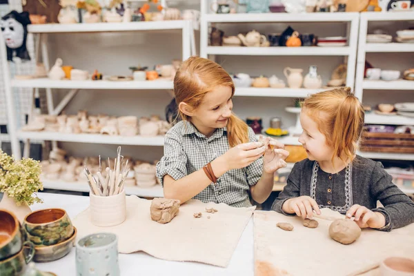 Niños adorables felices están trabajando creativamente —  Fotos de Stock