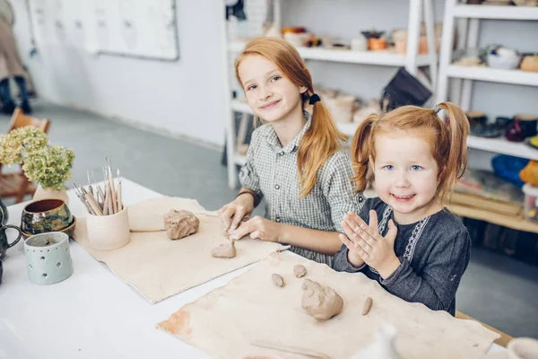 Vue de côté gros plan photo. filles de gingembre prenant part au concours — Photo