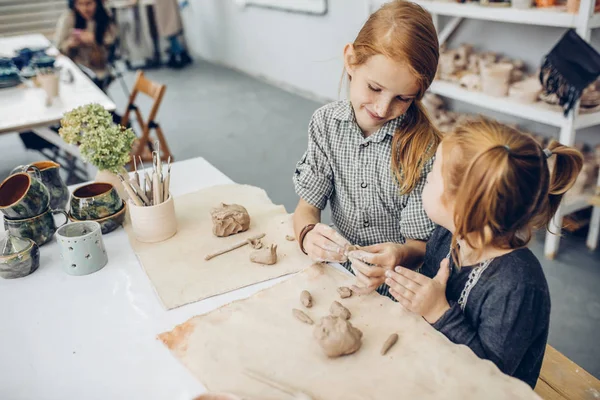 Due ragazze fantastiche nello studio di scultura — Foto Stock