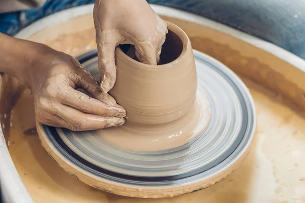 Dirty master arms creating a pottery in the workshop. — Stock Photo, Image