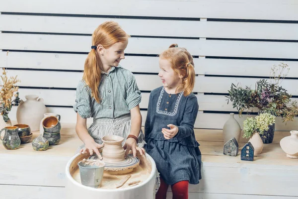 Chicas hermosas positivas creando un jarrón de arcilla — Foto de Stock