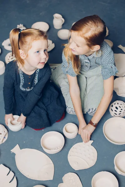 肯定的な素晴らしい子供達を粘土料理たっぷり — ストック写真