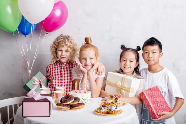 Blonde fille avec ses meilleurs amis debout près de la table — Photo