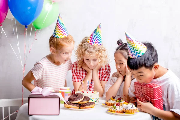 Crianças felizes estão prontas para saborear bolo de aniversário — Fotografia de Stock