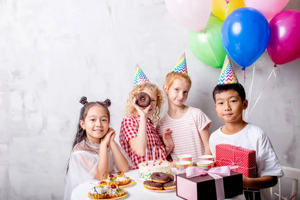 다양 한 아이 생일 파티에 — 스톡 사진