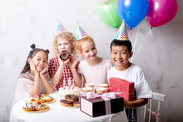 Menino está comemorando seu aniversário com meninas — Fotografia de Stock