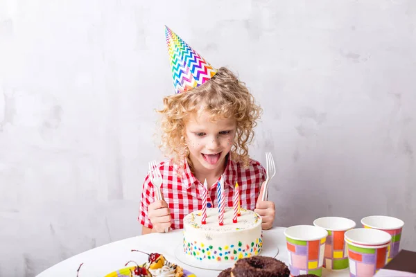 Bela menina agradável com cabelo louro encaracolado com garfos está pronto para comer bolo — Fotografia de Stock