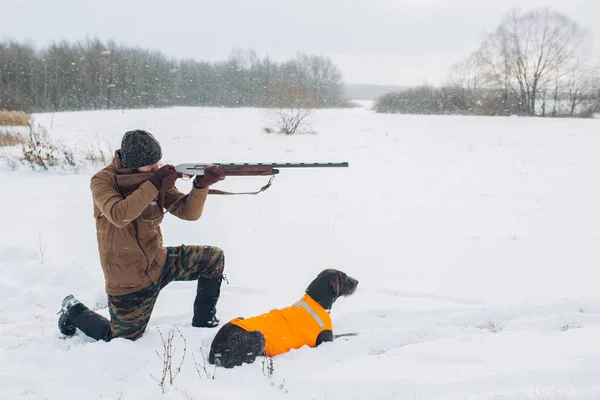 Hunter est goint pour tirer sur quelque chose pendant la saison de chasse . — Photo