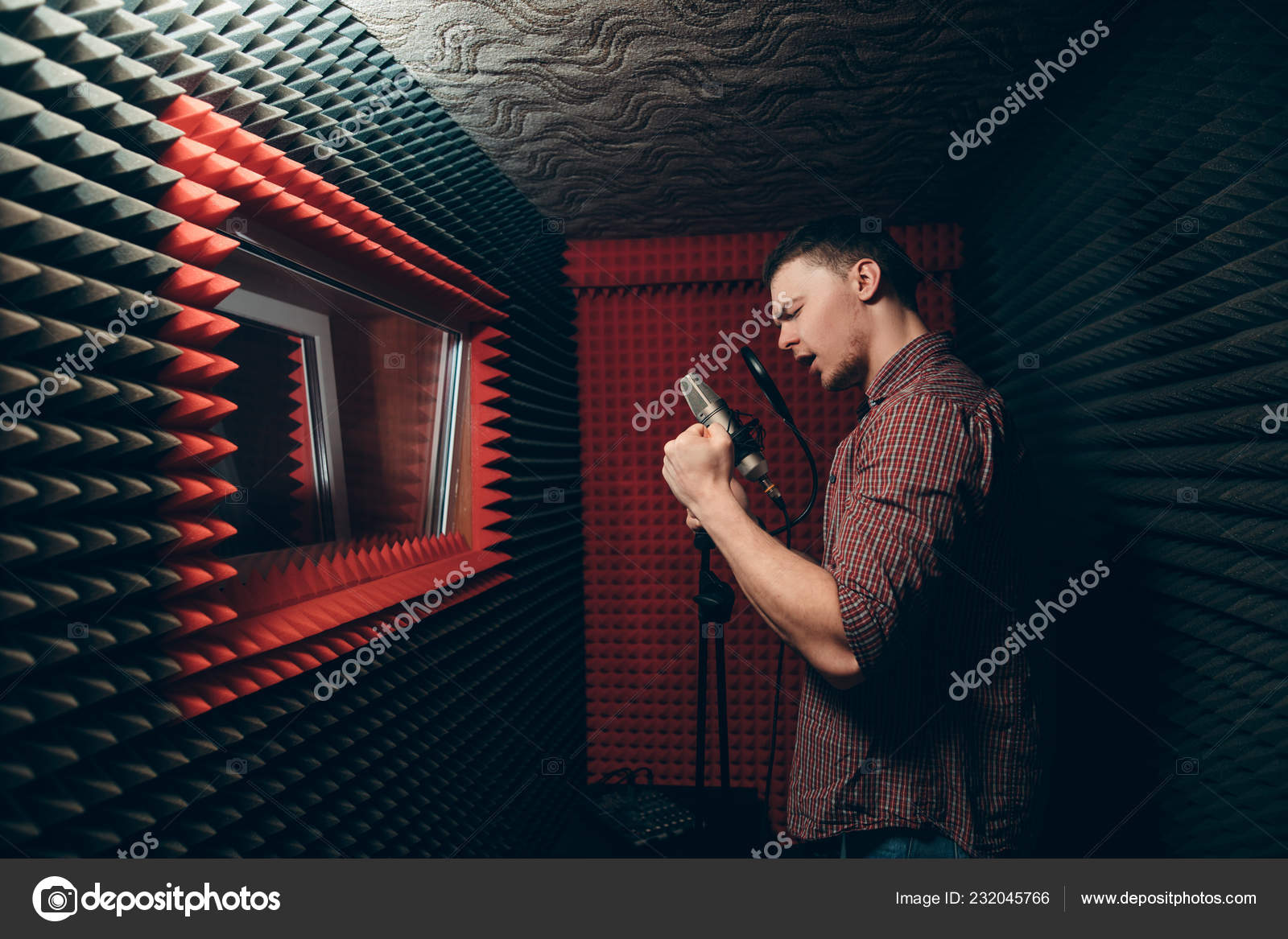 Брутальный Мужчина Поет Песню В Помещении Стоковое Фото.