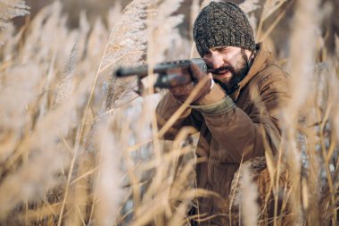 iddialı delikanlı bir hayvan avcılık