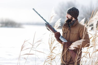 çekici bir genç adam bir hayvan yakalamak için gidiyor