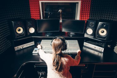 Genç müzik operatör stüdyoda ses kontrol