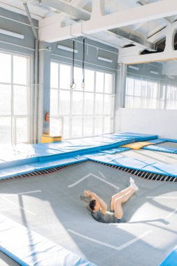 güvenli iniş. adam spor salonunda aşağı atladı