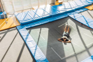 atlama sırasında kendini korumaya çalışan genç adam