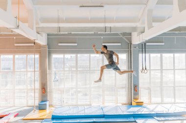 yakışıklı delikanlı kayınvalidesi kaçıyor