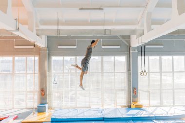 awesome uygun adam havada yürüyüş