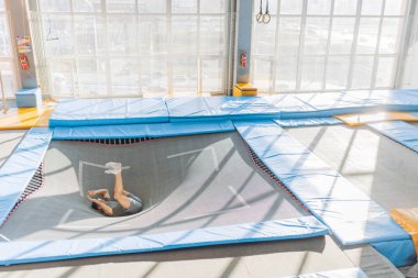 adam takla spor salonunda gerçekleştirir