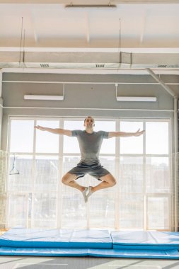 esnek adam trambolin merkezinde yoga yapıyor