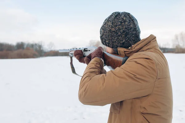 Un hombre cometiendo un crimen. asesino con un rifle — Foto de Stock