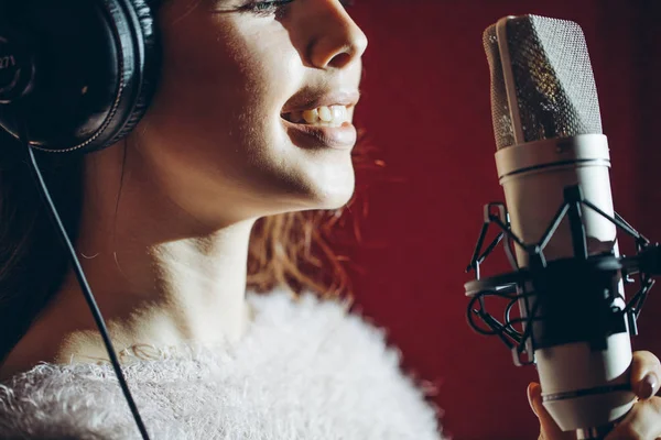 Positieve aangenaam meisje gaat haar favoriete lied zingen — Stockfoto