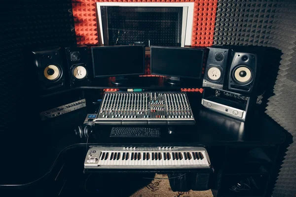 Equipamento de produção de som no estúdio de música — Fotografia de Stock