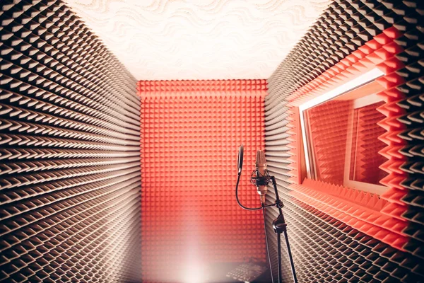 An empty microphone standagainst a red studio background. — Stock Photo, Image