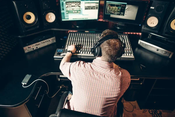 Geluidstechnicus hoofdtelefoon op het werk — Stockfoto