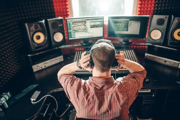 Hardwerkende man is geconcentreerd op cutting het liedje. — Stockfoto