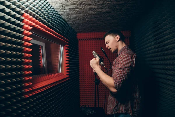 Hombre brutal está cantando la canción en el interior —  Fotos de Stock