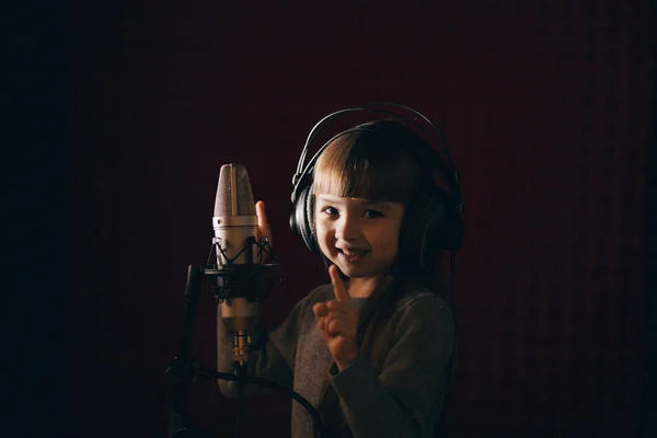 Ganska trevlig unge lära sig att sjunga sånger — Stockfoto
