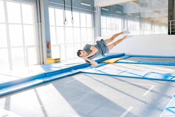 Crazy man proberen te slapen terwijl het springen op de trampoline — Stockfoto