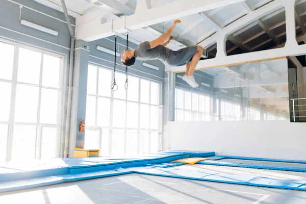 Sportieve man doen van een flip op sportschool — Stockfoto