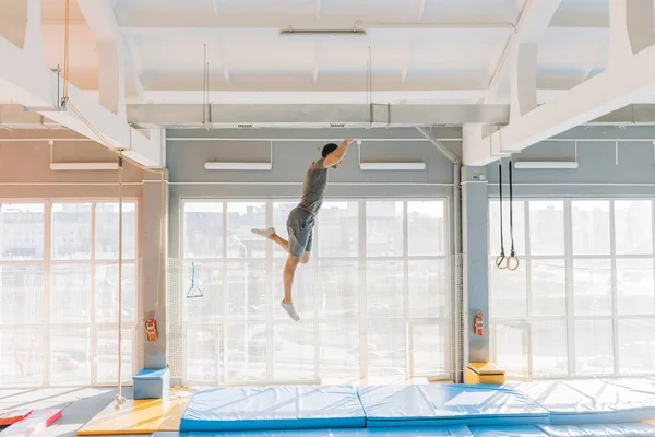 Impresionante chico en forma caminando en el aire —  Fotos de Stock