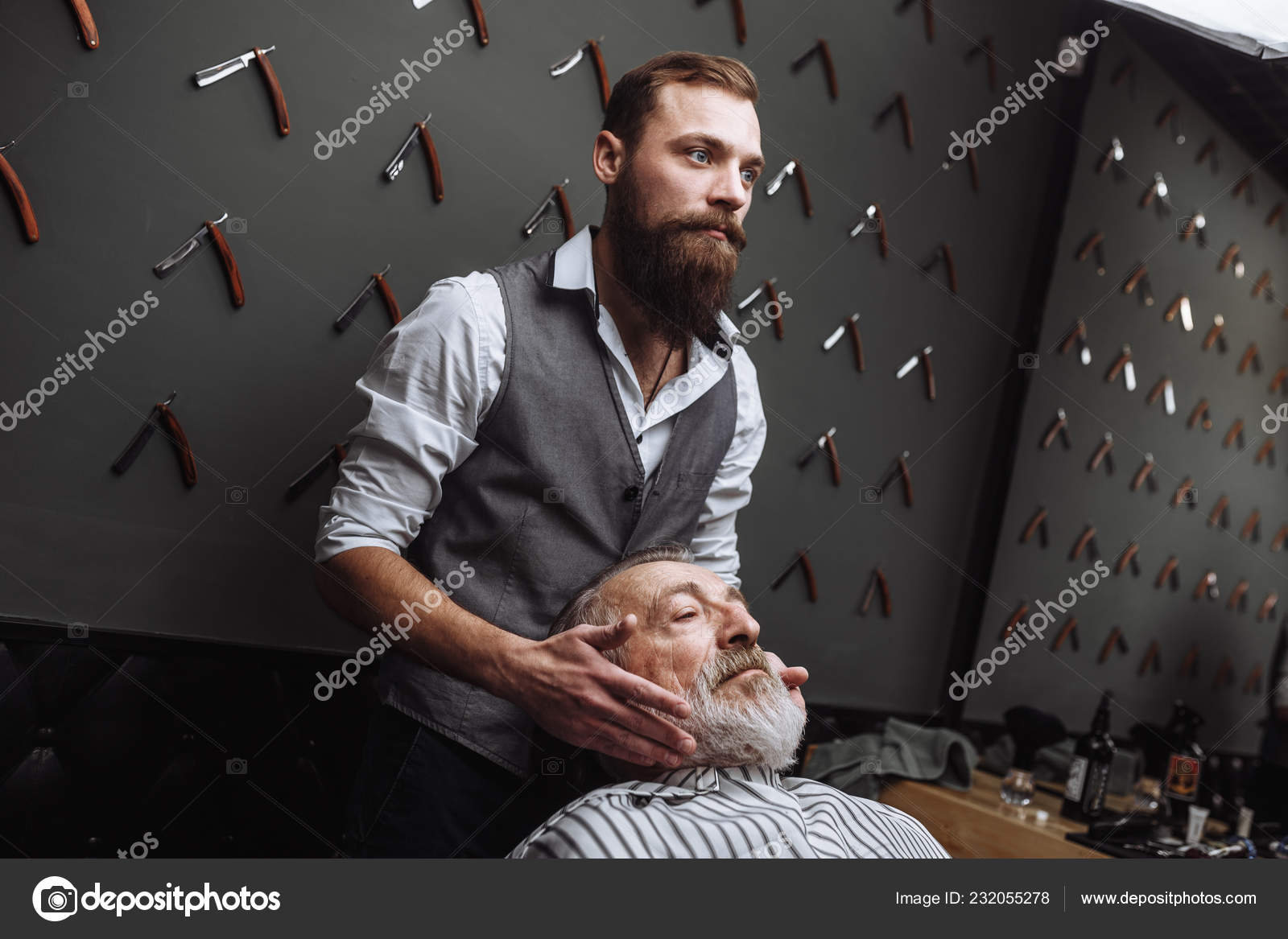 Barbeiro masculino escolhe design de barba para cliente de idade avançada  no cabeleireiro . — Foto © ufabizphoto #232055278, image size:1600x1167