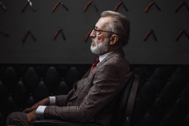 Ofisteki koltukta oturan iş adamının eski moda tonlu portresi.