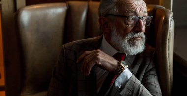 Ofisteki koltukta oturan iş adamının eski moda tonlu portresi.