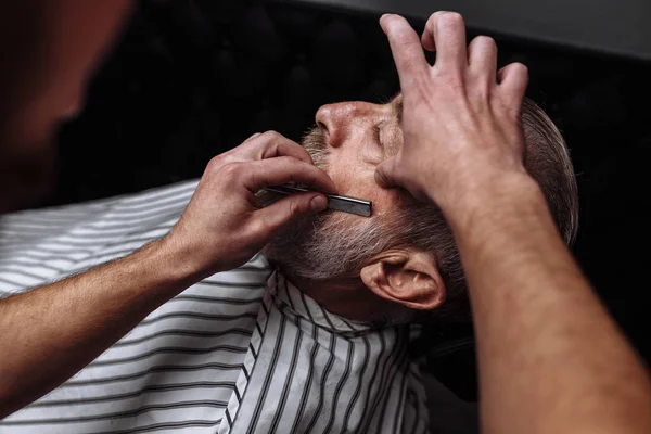 Vecchio ottenere la sua barba rasata dal barbiere — Foto Stock